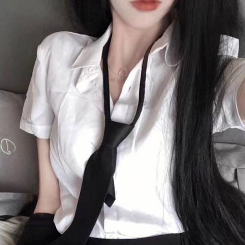 窗户边有人